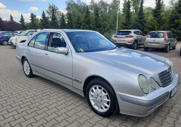 Mercedes-Benz Klasa E cena 9900 przebieg: 222000, rok produkcji 1999 z Leżajsk małe 232